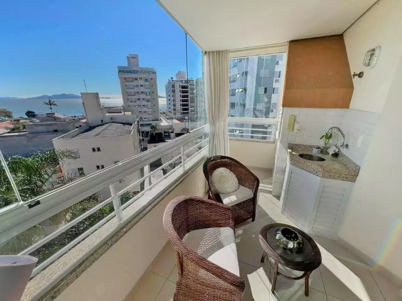 Varanda de frente para a baía, com vista mar