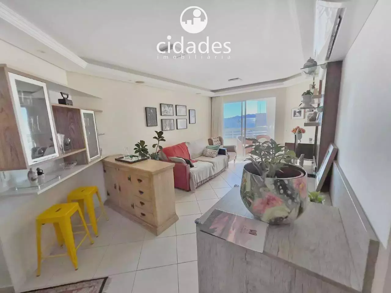 Sala de estar com vista para o mar